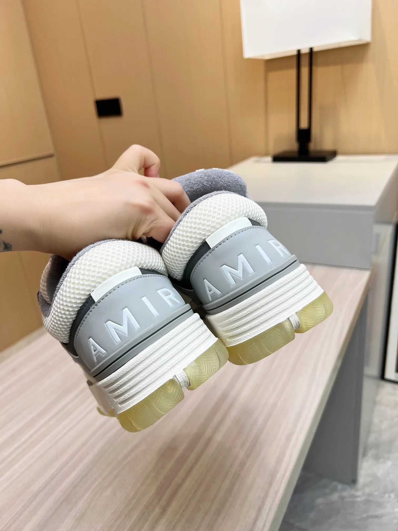 p620💰Men's shoes Amiri Emile's 2023 spring and summer new MA-1 bread shoes, couple models, casual sports shoes, sneakers Amiri gave up the rock punk style in the new season and used a large number of unsaturated colors, Morandi tones, whether you see or wear them, it will make people very happy. The large tongue of the bread shoes continues, shortens the length of the shoe body, thickens the midsole, and the toe part is more rounded. Amiri's brand letters and MA logo appear on the side of the shoe. Fabric: Original customized imported first-layer cowhide + mesh. Lining: Original customized breathable towel lining. Outsole. Foam combination material. Bottom thickness: 4CM. Size: Men's 39-45